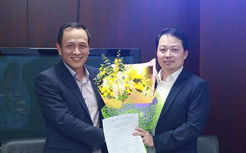 Ông Lê Hồng Hà, Chủ tịch Hội đồng Quản trị Jetstar Pacific trao quyết định bổ nhiệm Tổng giám đốc cho ông Nguyễn Quốc Phương (bên phải).<br>