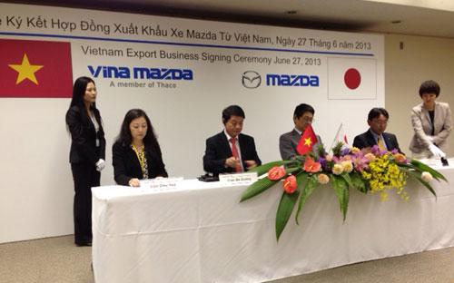 Lãnh đạo Công ty Cổ phần Ôtô Trường Hải (Thaco), đại diện của Vina Mazda và đại diện Mazda Motor ký kết hợp đồng hợp tác tại thành phố Hiroshima<b>, </b>Nhật Bản,<b> </b>ngày 27/6/2013<b> </b>- Ảnh: Hoàng Anh.<b><br></b>