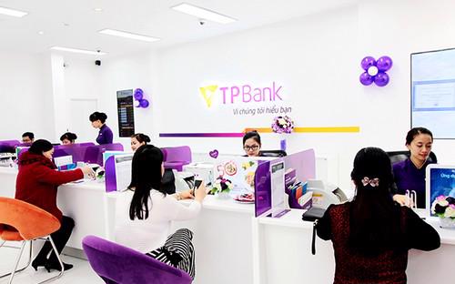 Ngay trong ngày đầu tiên khai trương, TPBank Thanh Hoá đã đón tiếp nhiều lượt khách hàng tới thăm quan và giao dịch.