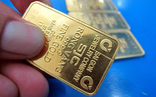 Ngân hàng Nhà nước cho biết, từ ngày 28/3 đến nay, cơ quan này đã tổ 
chức 43 phiên đấu thầu bán vàng miếng. Trong đó, Ngân hàng Nhà nước đã 
chào thầu 1.270.000 lượng vàng, tương đương hơn 48,8 tấn vàng, và bán 
được 1.167.600 lượng, tương đương khoảng 44,9 tấn vàng - Ảnh: Thanh Niên.<br>