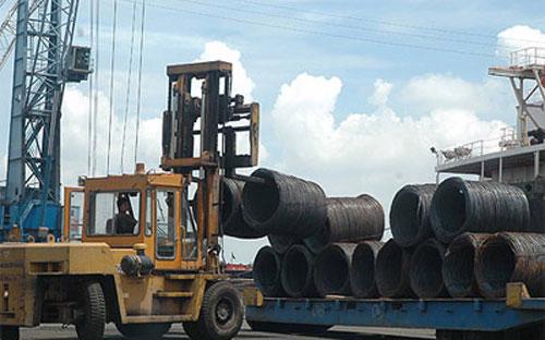 Hiệp hội Thép Việt Nam (VSA) cho biết, năm 2012 ngành thép đã xuất 
khẩu được hơn 2 triệu tấn với doanh thu gần 2 tỷ USD, nhưng lại mất tới 
gần 7 tỷ USD để nhập về hơn 10 triệu tấn thép các loại. 