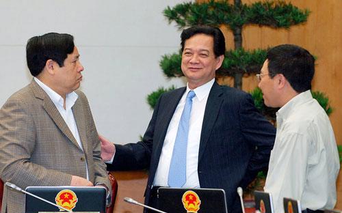 Thủ tướng Nguyễn Tấn Dũng trao đổi với các thành viên Chính phủ trong giờ giải lao phiên họp ngày 26/10 - Ảnh: Nhật Bắc.<br>