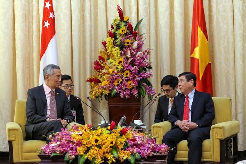 Thủ tướng Singapore Lý Hiển Long hội kiến với Chủ tịch UBND Tp.HCM Nguyễn Thành Phong trưa ngày 21/3.<br>