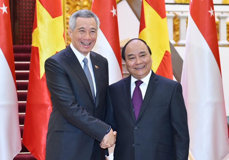 Thủ tướng Nguyễn Xuân Phúc tiếp Thủ tướng Singapore Lý Hiển Long tại Phủ Chủ tịch.<br>