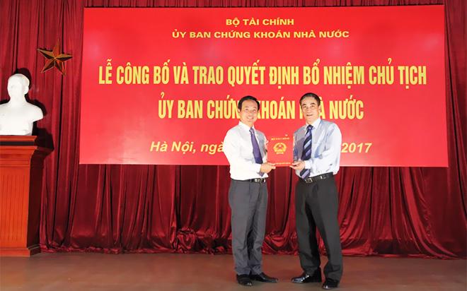 Thứ trưởng Bộ Tài chính Trần Xuân Hà trao quyết định bổ nhiệm cho ông Trần Văn Dũng vào chiều ngày 12/7/2017.