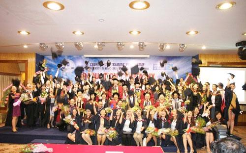 Chương trình hợp đào tạo thạc sĩ quản trị kinh doanh (MBA) giữa Đại học 
Ngân hàng Tp.HCM với Đại học Bolton, Vương quốc Anh đã được triển khai 
tại Việt Nam từ năm 2005.