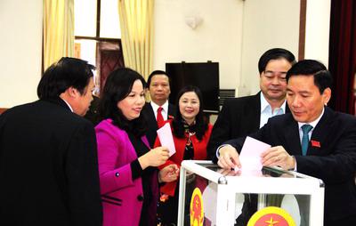 Các đại biểu Hội đồng Nhân dân tỉnh Thái Nguyên tiến hành bầu lãnh đạo chủ chốt UBND tỉnh.<br>