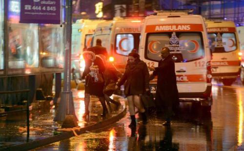 Hàng chục xe cứu thương và cảnh sát đã được triển khai đến hiện trường để hỗ trợ giải cứu các nạn nhân - Ảnh: Reuters.