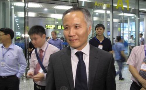 Thứ trưởng Trần Quốc Khánh tại sân bay Nội Bài, sau khi trở về từ vòng đàm phán TPP cuối cùng - Ảnh: Tuổi Trẻ.<br>