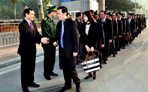 Bí thư Tỉnh ủy Hà Giang Triệu Tài Vinh (đi đầu bên phải) thừa nhận có 8 người thân của ông đang làm cán bộ lãnh đạo tại Hà Giang, nhưng đều được bổ nhiệm đúng quy trình.<br>