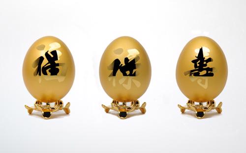 Trứng vàng là biểu tượng cho sự khởi đầu, mang ý nghĩa thiêng liêng của hấp lực và sự sinh sôi.
