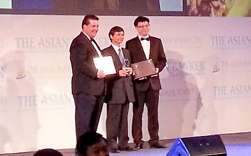 Ông Trương Văn Phước (đứng giữa) là lãnh đạo ngân hàng Việt Nam duy nhất nhận giải thưởng từ Tạp chí Asian Banker năm 2013.<br>