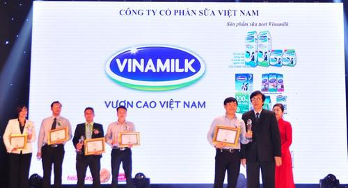 Ông Đỗ Thanh Tuấn, Trưởng bộ phận Đối ngoại Vinamilk đại diện công ty nhận giải thưởng tại lễ công bố thương hiệu “Tin và Dùng”.