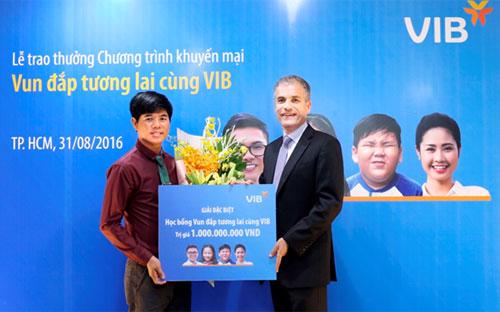Anh Nguyễn Tiến Thành nhận giải thưởng học bổng 1 tỷ đồng từ VIB.