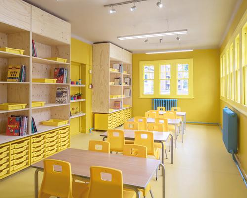  Ở cấp tiểu học, khuyến khích trẻ vui chơi bằng cách sơn màu sắc trung 
tính sạch sẽ và tươi mới cho các bức tường chính, tạo màu nhấn ở mảng 
tường phụ và cửa ra vào lớp.