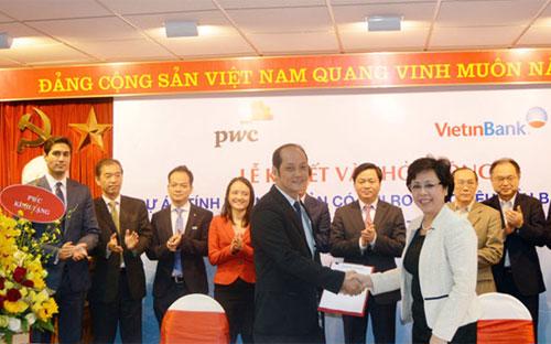 Đại diện VietinBank và PwC Việt Nam ký kết thỏa thuận hợp tác.