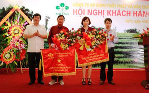 Ông Phạm Quang Tuyến - Tổng giám đốc Công ty Cổ phần Supe Phốt phát và Hóa chất Lâm Thao tặng cờ cho các đơn vị dẫn đầu tiêu thụ phân bón 6 tháng đầu năm.&nbsp; 