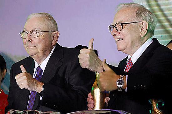 Tỷ phú Warren Buffett (phải) và Phó chủ tịch Charlie Munger của Berkshire Hathaway.