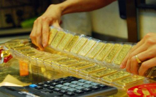 Theo số liệu của Ngân hàng Nhà nước, sau 50 phiên đấu thầu bán vàng 
miếng đã tổ chức từ ngày 28/3 đến nay, cơ quan này đã bán được 1.349.200
 lượng vàng, tương đương gần 51,9 tấn vàng, trong tổng khối lượng chào 
thầu là 1.452.000 lượng vàng, tương đương hơn 55,8 tấn.