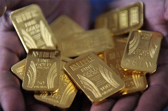 Chiều nay, so với giá vàng thế giới quy đổi theo tỷ giá USD/VND ngân hàng đã cộng thêm thuế nhập khẩu và phí gia công, giá vàng trong nước thấp hơn khoảng 300.000 đồng/lượng - Ảnh: Getty Images.