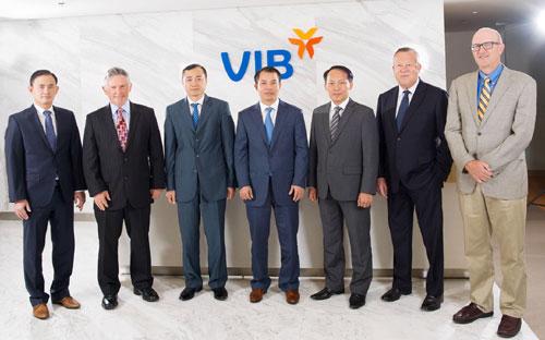 Hội đồng Quản trị VIB, ông Đặng Khắc Vỹ là Chủ tịch mới (người đứng giữa).<br>