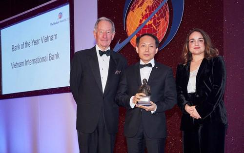 Đại diện ngân hàng Quốc tế (VIB) nhận giải thưởng “Ngân hàng của năm” do The Banker trao tặng.