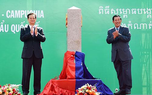 Thủ tướng Việt Nam Nguyễn Tấn Dũng và Thủ tướng Campuchia Hun Sen thực hiện nghi lễ khánh thành cột mốc 30, sáng 26/12.<br>