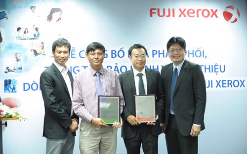 Đại diện Fuji Xerox trao kỷ niệm chương cho Digiworld và FPT.