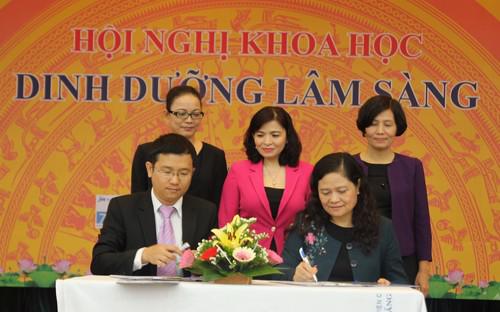 BS. Mai Thanh Việt, Giám đốc Marketing ngành hàng sữa bột, đại diện Vinamilk ký kết hợp tác chiến lược với Viện Dinh dưỡng Quốc gia. <br>