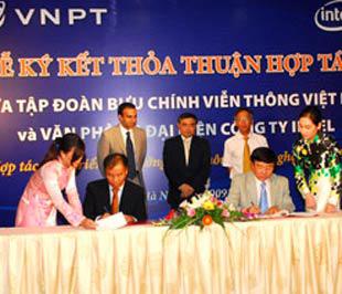Buổi ký kết giữa VNPT và Intel.