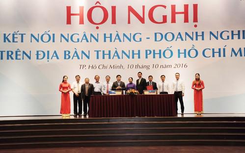 Đại diện VietinBank ký kết hợp tác với Hiệp hội doanh nghiệp Tp.HCM.