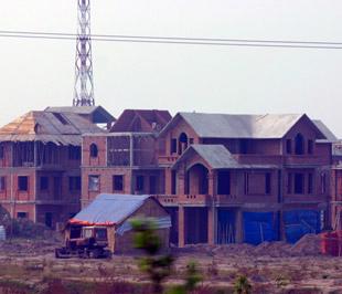 Có thể nói sự trầm lắng của thị trường bất động sản là một trong số các nguyên nhân quan trọng gây nên sự giảm sút của nền kinh tế - Ảnh: Việt Tuấn.