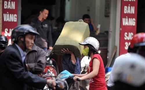 Cảnh vác bao tải tiền trong một ngày sốt vàng điển hình trước đây tại Hà Nội (ngày 9/11/2010) - Ảnh: Hoàng Hà - VnExpress.<br>