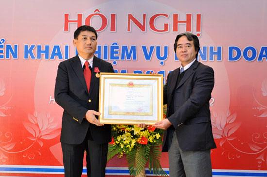 Thống đốc Ngân hàng Nhà nước Nguyễn Văn Bình trao Huân chương Lao động hạng Nhất cho Chủ tịch VietinBank Phạm Huy Hùng.