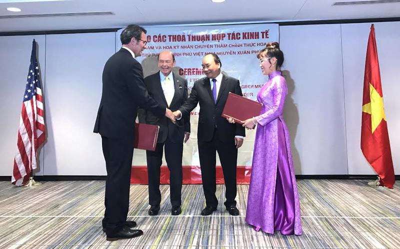 Vietjet ký hợp đồng dưới sự chứng kiến của Thủ tướng Nguyễn Xuân Phúc và Bộ trưởng Thương mại Mỹ.