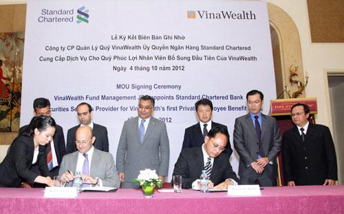 Lễ ký kết biên bản ghi nhớ giữa Công ty Cổ phần quản lý quỹ VinaWealth và Ngân hàng TNHH một thành viên Standard Chartered Việt Nam.
