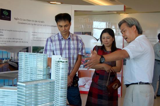 Ông Don Lam (phải) đang giới thiệu dự án tổ hợp Azura tại Đà Nẵng với khách hàng.