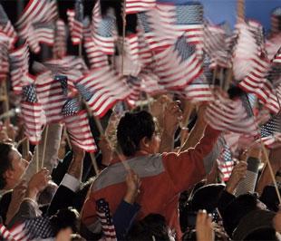 Tính đến 15 giờ theo giờ Việt Nam, Thượng nghị sỹ Barack Obama giành thắng lợi trên 26 bang, đạt 338 phiếu đại cử tri với gần 59 triệu cử tri ủng hộ, chiếm 52% - Ảnh: Reuters.