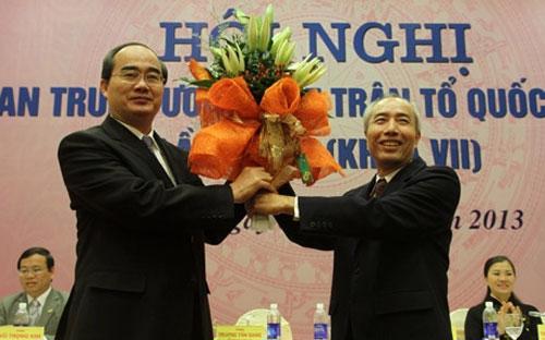 Phó thủ tướng Nguyễn Thiện Nhân và nguyên Chủ tịch Mặt trận Tổ quốc Huỳnh Đảm tại hội nghị sáng nay - Ảnh: VnExpress.<br>
