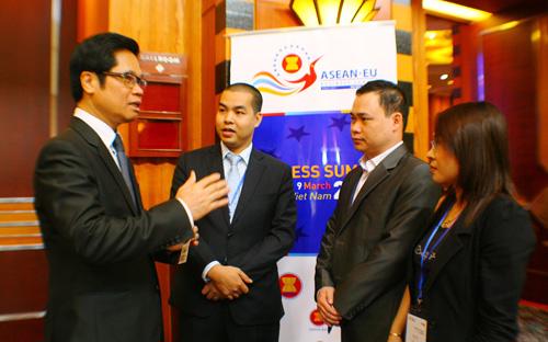 Chủ tịch VCCI Vũ Tiến Lộc trao đổi với đại diện doanh nghiệp bên lề hội nghị thượng đỉnh kinh doanh ASEAN - EU tháng 3/2013.<br>
