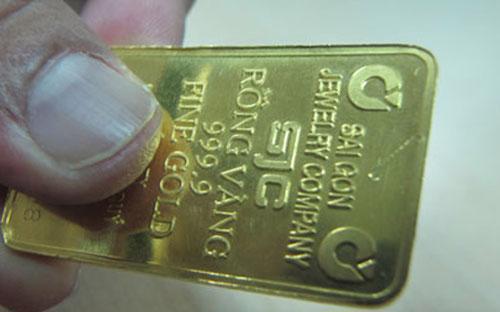 Ngày 15/10/2012, giá vàng SJC mua vào, bán ra lần lượt là 47,1–47,3 
triệu đồng/lượng, “bốc hơi” 500 nghìn đồng/lượng so với ngày 8/10 - Ảnh: TN. 