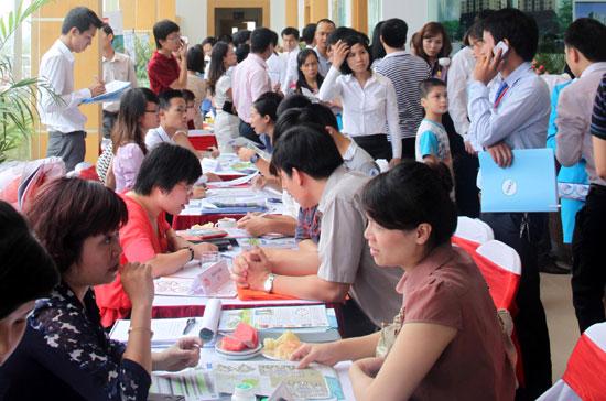 Khách hàng tham gia đăng ký mua căn hộ Xuân Mai Tower trong ngày mở bán.