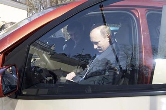 Thủ tướng Vladimir Putin đang xem xét chiếc xe trước khi chạy thử nghiệm - Ảnh: Yo-Auto.