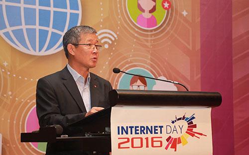 Thứ trưởng Bộ Thông tin và Truyền thông Nguyễn Thành Hưng tại Internet Day 2016.