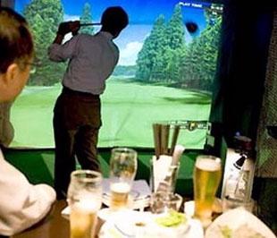 Các phòng chơi golf ảo có những chiếc ghế sofa tiện nghi và đèn chiếu cho thấy rõ những đường bóng bay với độ chính xác cao trên màn hình rộng 4m và cao 3m.