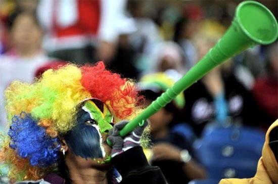 Một cổ động viên Nam Phi say sưa thổi kèn vuvuzela trong trận đấu giữa Nigeria và Hàn Quốc tại World Cup 2010 - Ảnh: Getty.