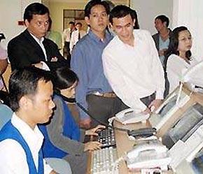 Nhiều nhà đầu tư nước ngoài đang chờ được cấp phép để vào Việt Nam - Ảnh: LĐ.