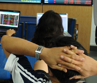 Chốt ngày VN-Index chỉ chịu mất 0,53%, tương đương 2,46 điểm so với hôm qua – một mức giảm chưa quá phải lo lắng. HNX-Index giảm 2,07%, tương đương 3,27 điểm. Nhìn chung xu hướng tăng giảm vẫn chưa rõ ràng khi một phiên chưa đủ để khẳng định - Ảnh: Quang Liên.