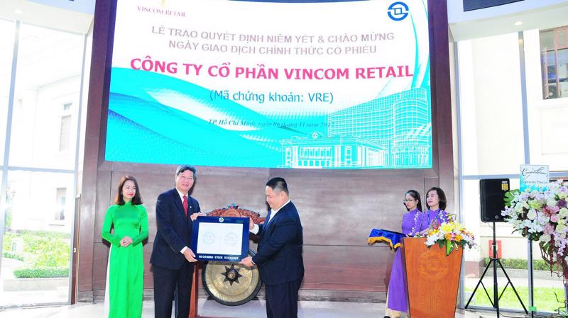 Vincom Retail là thành viên niêm yết thứ 427 trên HOSE, và cũng là doanh nghiệp vận hành trung tâm thương mại đầu tiên tại Việt Nam đưa cổ phiếu lên sàn chứng khoán. 