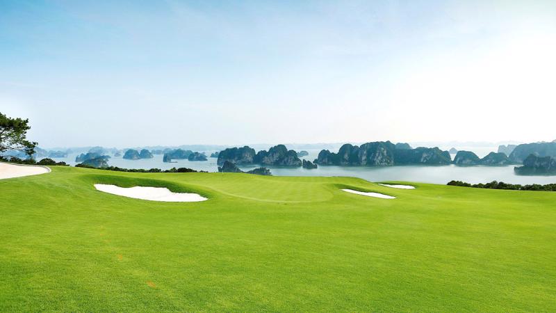 Sân golf tại FLC Hạ Long có tầm nhìn thu trọn kỳ quan thế giới.